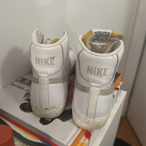 Nike trailblazers in white and grey. - Picture 2 of 4